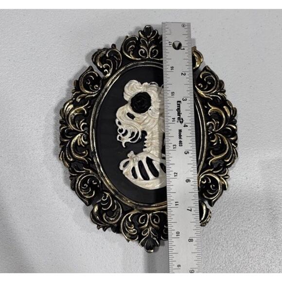 2 Ladies Skeleton Cameo Frames Wall Art Decor 8.5"X6.5" Female Skulls 3D Gothic - Picture 8 of 10